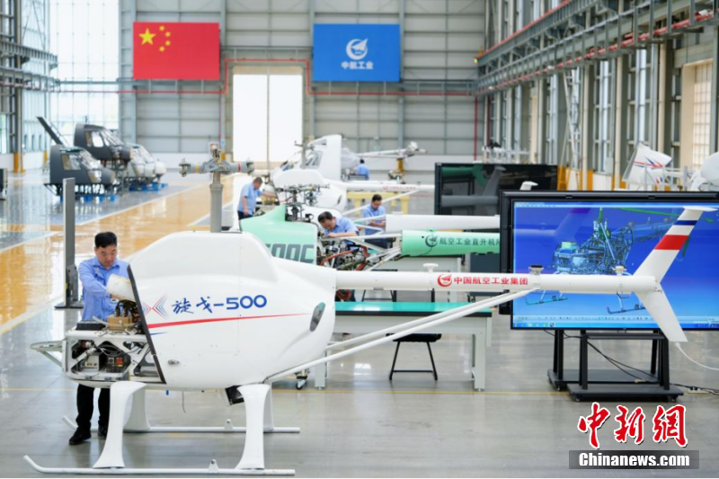 “旋戈-500”系列无人直升机正在装配。汪一舟 摄