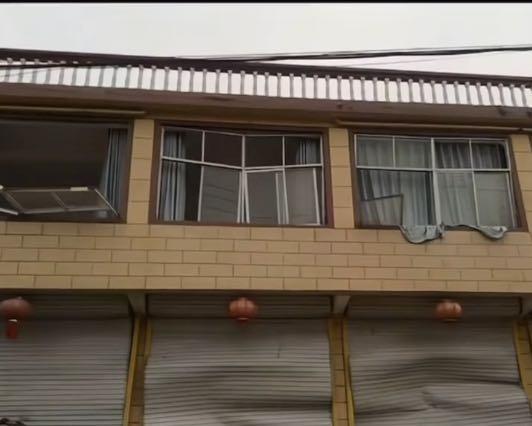 爆炸导致部分村民房屋受损。受访者供图