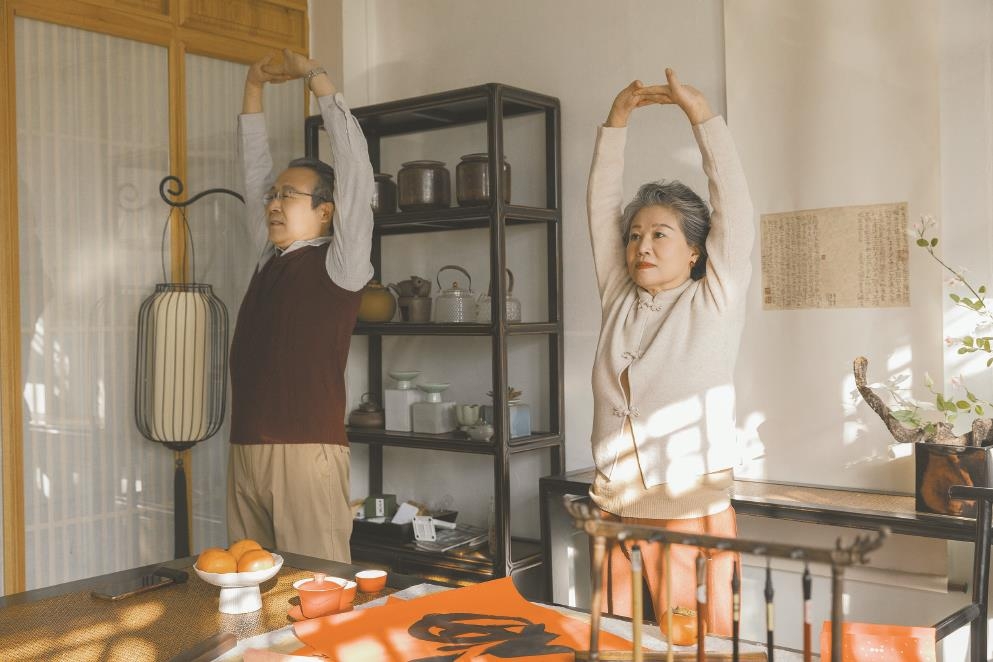 适度补充维生素D和钙质,多到户外晒太阳,可以延缓骨量流失,增强骨骼强度。