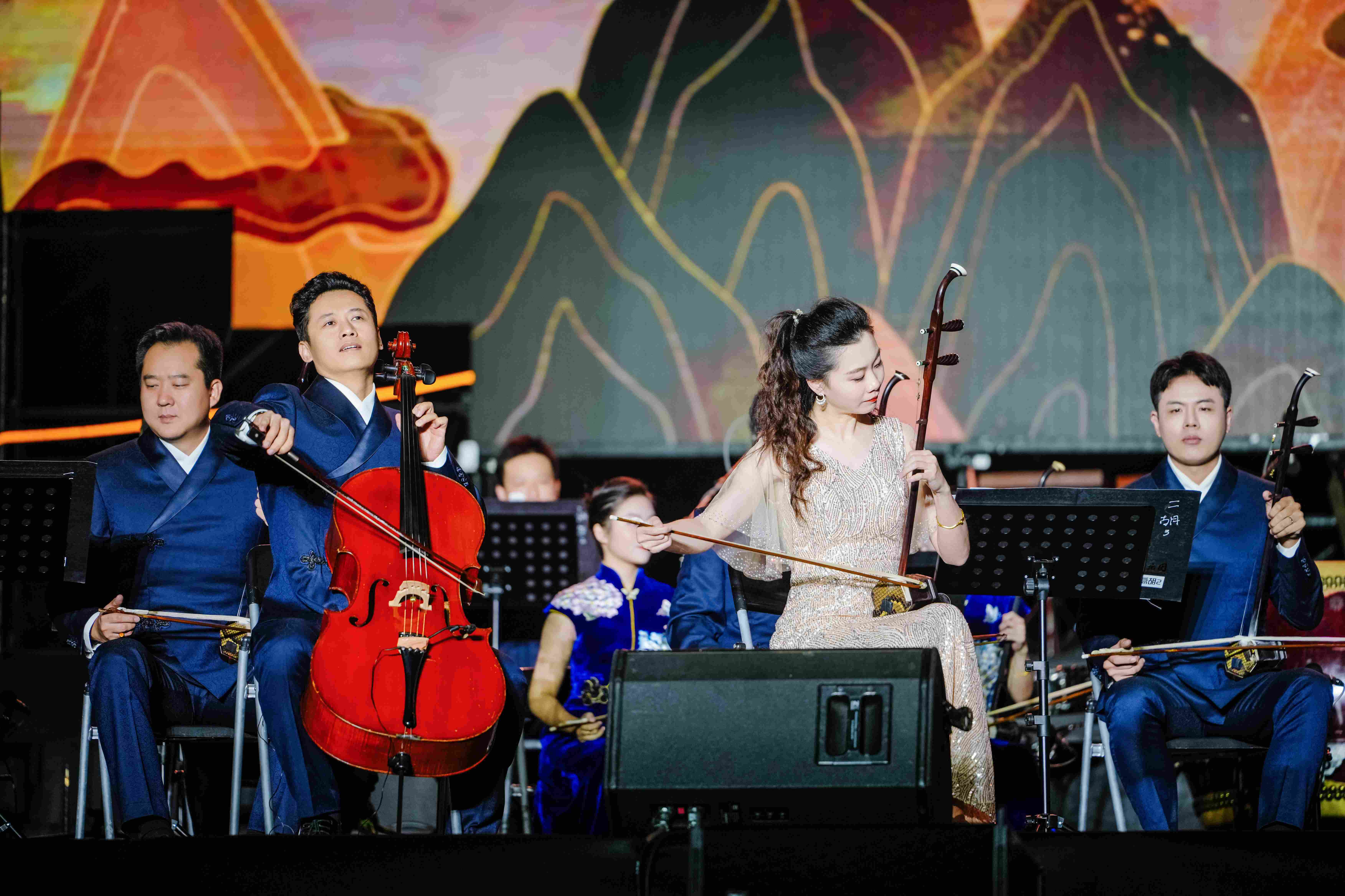 2025莲花山音乐节首日吸引上万市民现场参与，约250万市民线上同步观看