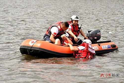 南丰县红十字救援队举办水上应急救援演练。大江网视觉江西 袁荣生 摄