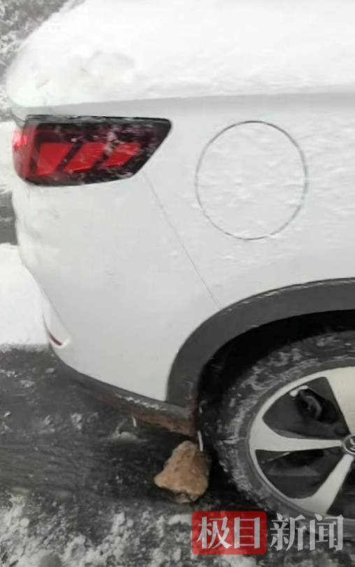 车辆被困在结冰路面