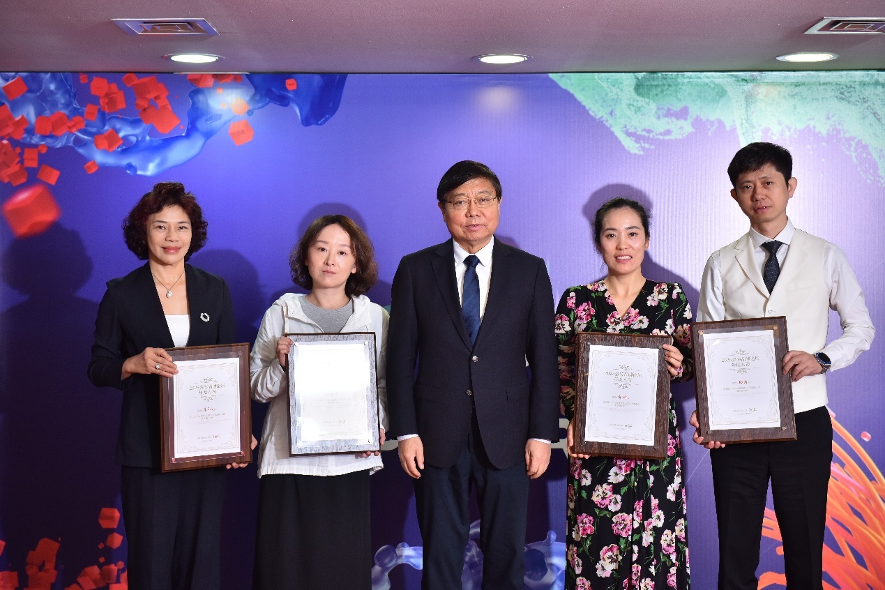 张国华会长颁发2025金砖品牌年度人物荣誉