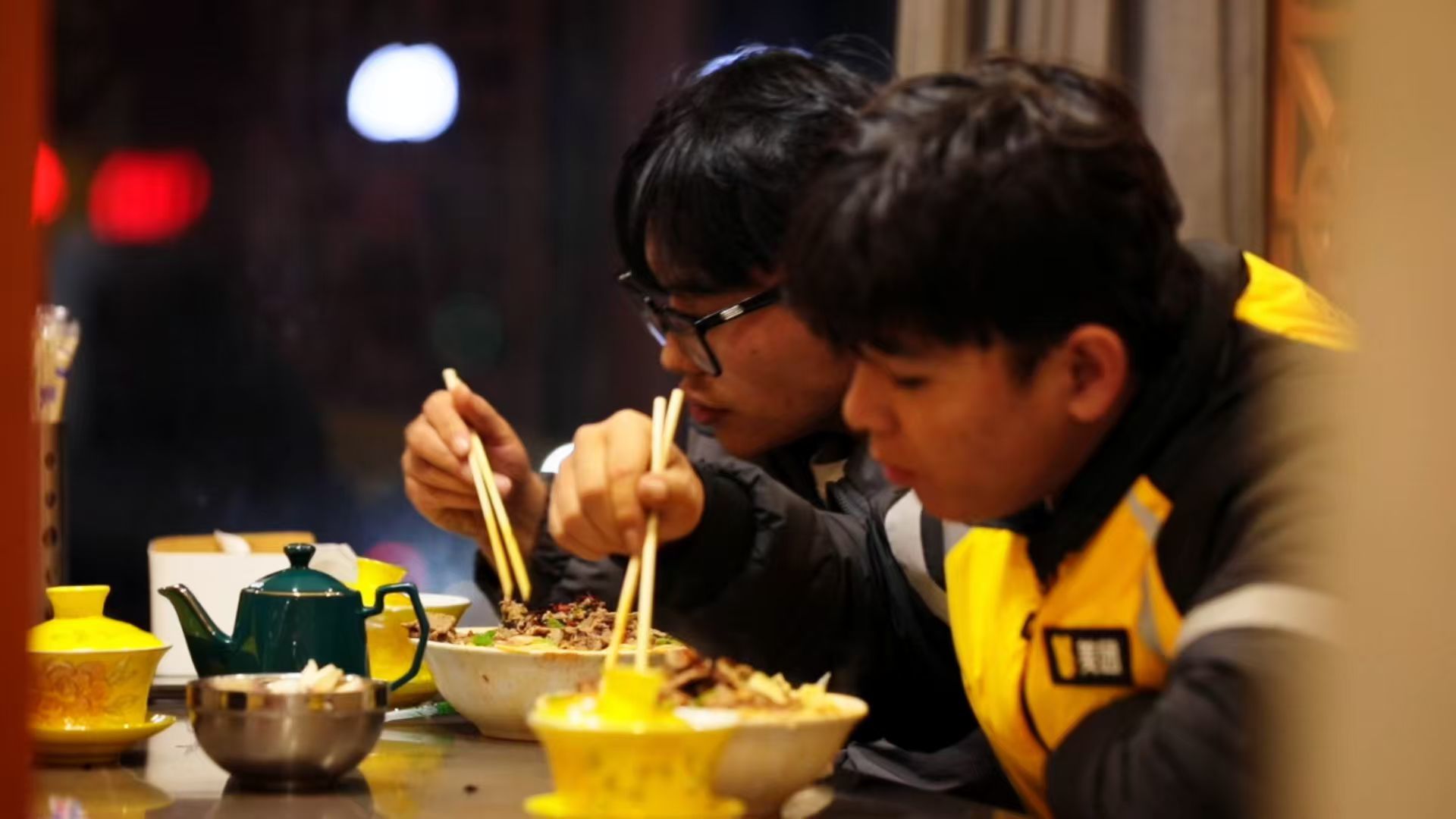 外卖小哥正在吃饭