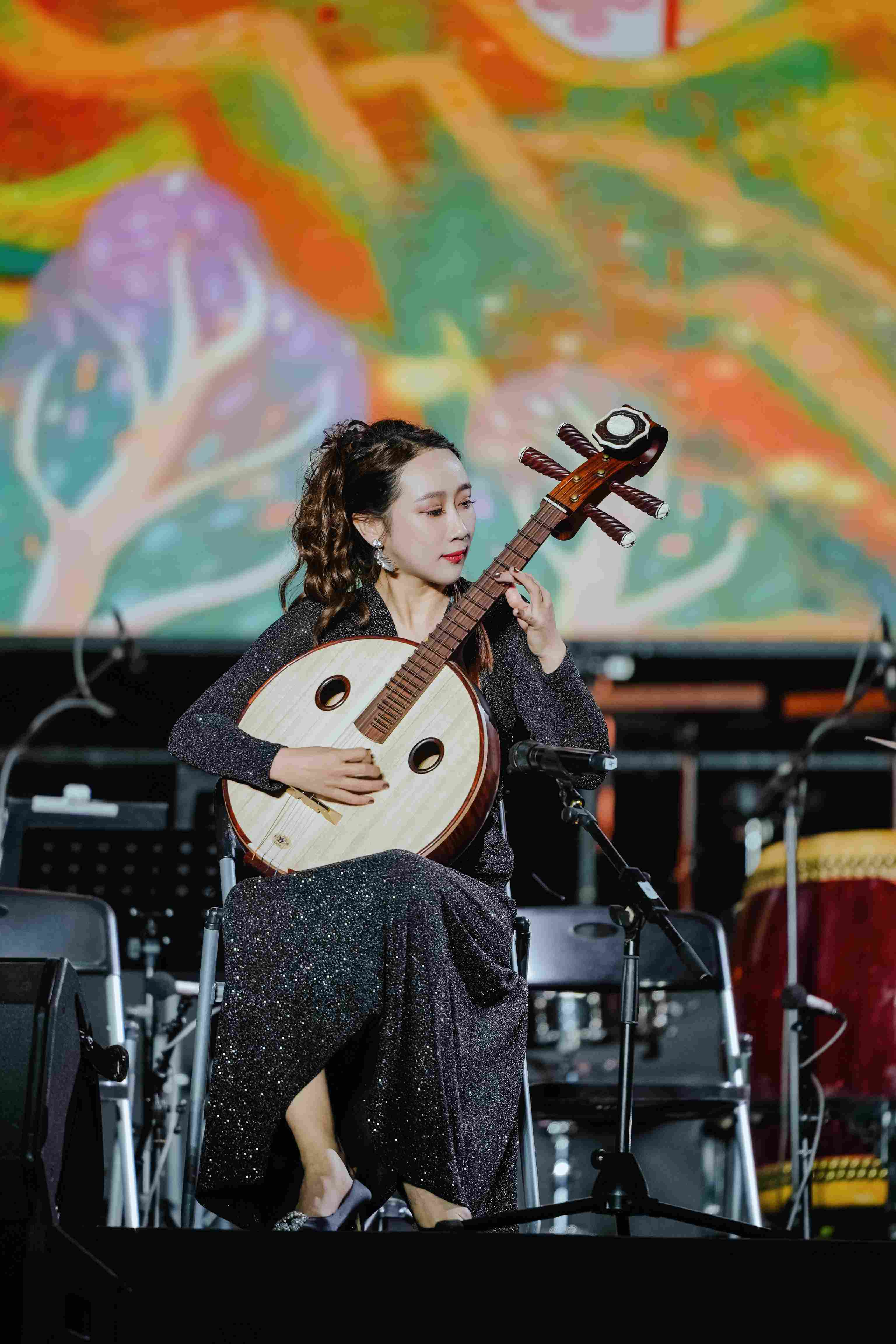 2025莲花山音乐节首日吸引上万市民现场参与，约250万市民线上同步观看