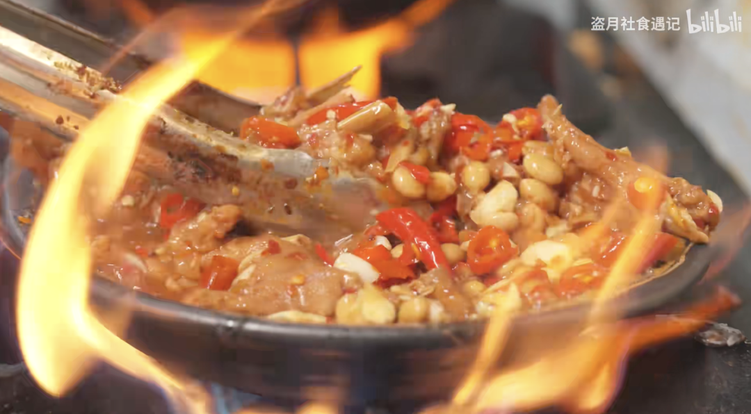 烟火气、江湖感是江西小炒最初走红时的特点。（图/博主@盗月社食遇记）