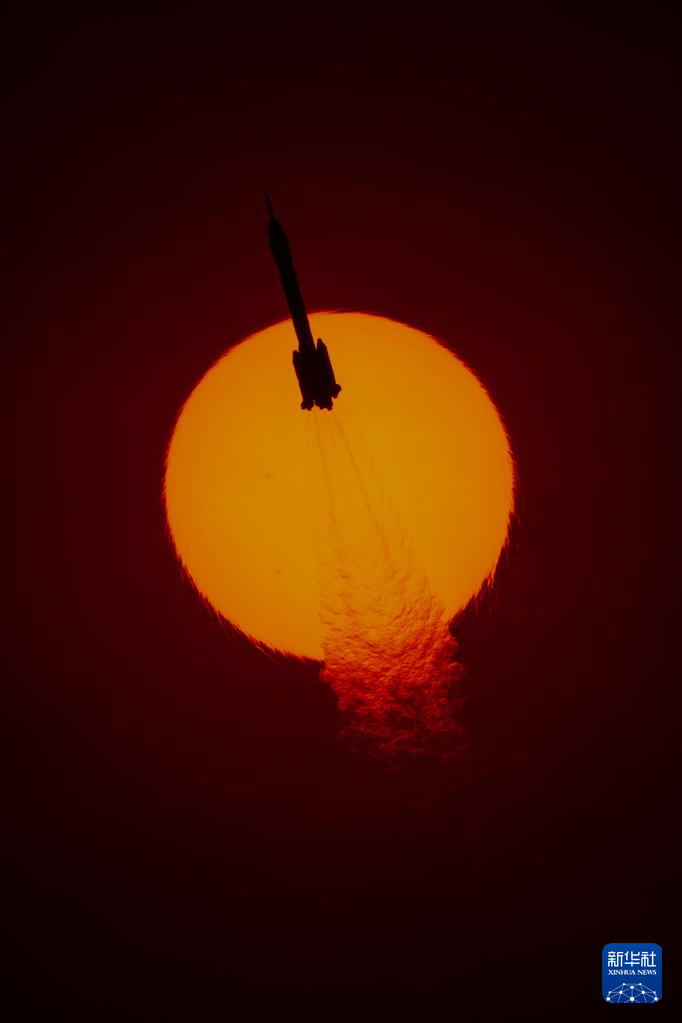 11月25日，搭载神舟二十二号飞船的长征二号F遥二十二运载火箭，在酒泉卫星发射中心点火发射。神舟二十二号飞船与长征火箭成功分离并进入预定轨道，发射任务取得圆满成功。这是中国载人航天工程第一次应急发射任务。新华社发（白龙　摄）