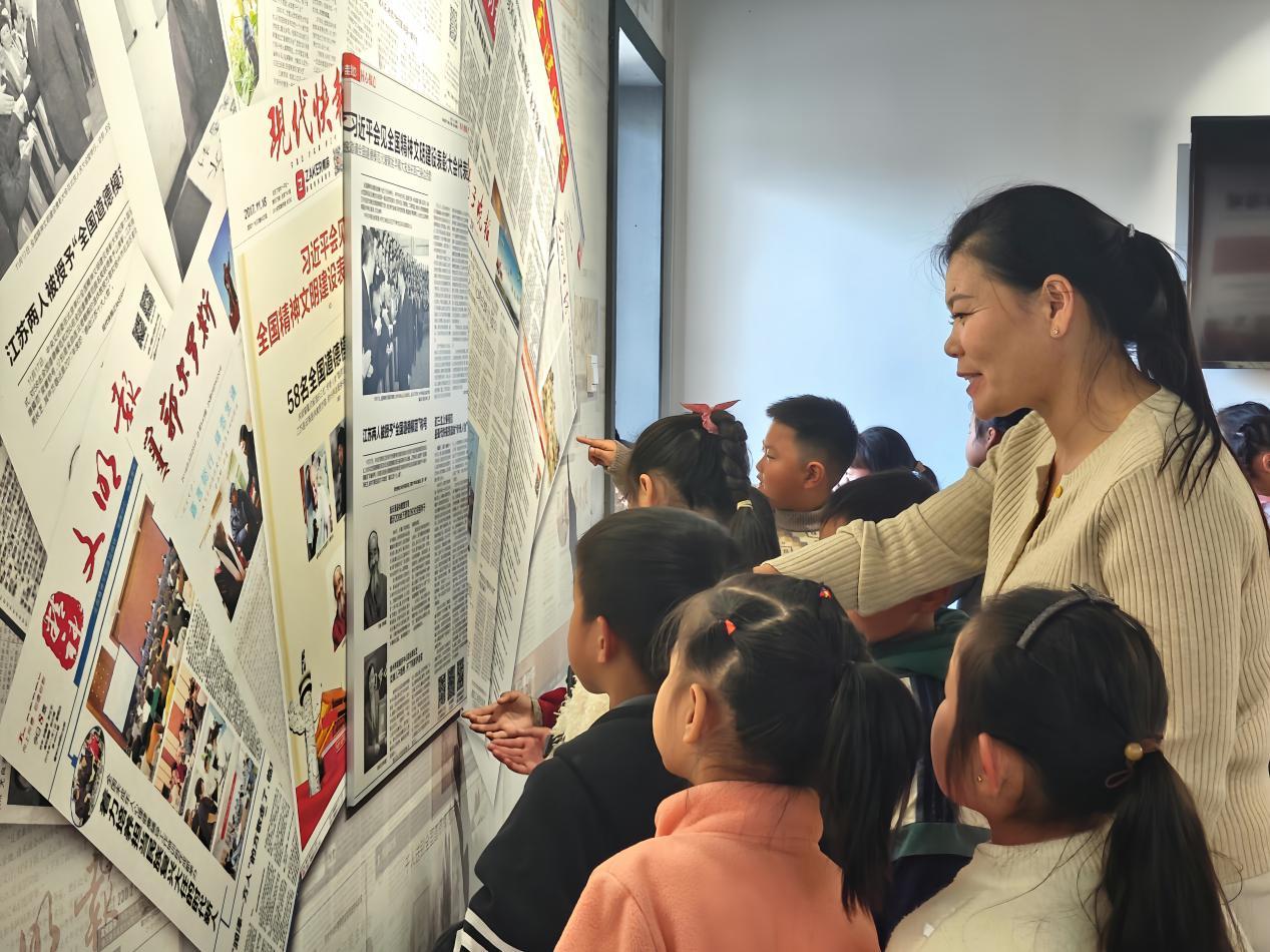 (图为师生们感悟楷模力量。郭琳琳摄)