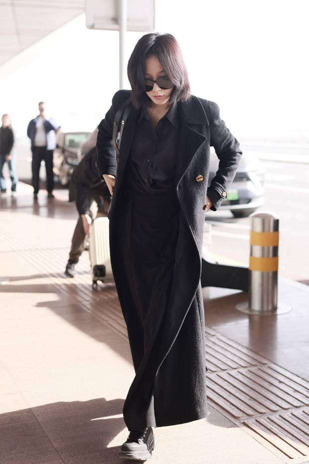 王珞丹现身北京首都机场。