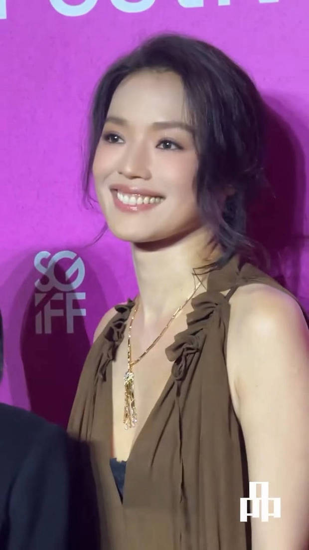 搜狐娱乐讯 11月26日，舒淇现身新加坡国际电影节，只见她身穿褐色吊带裙，状态超好。