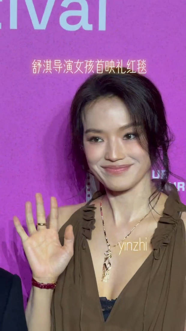 舒淇的五官精致。