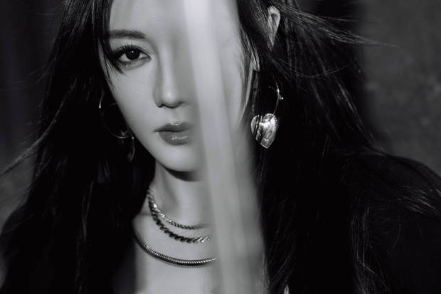 迪丽热巴拍摄氛围感大片。