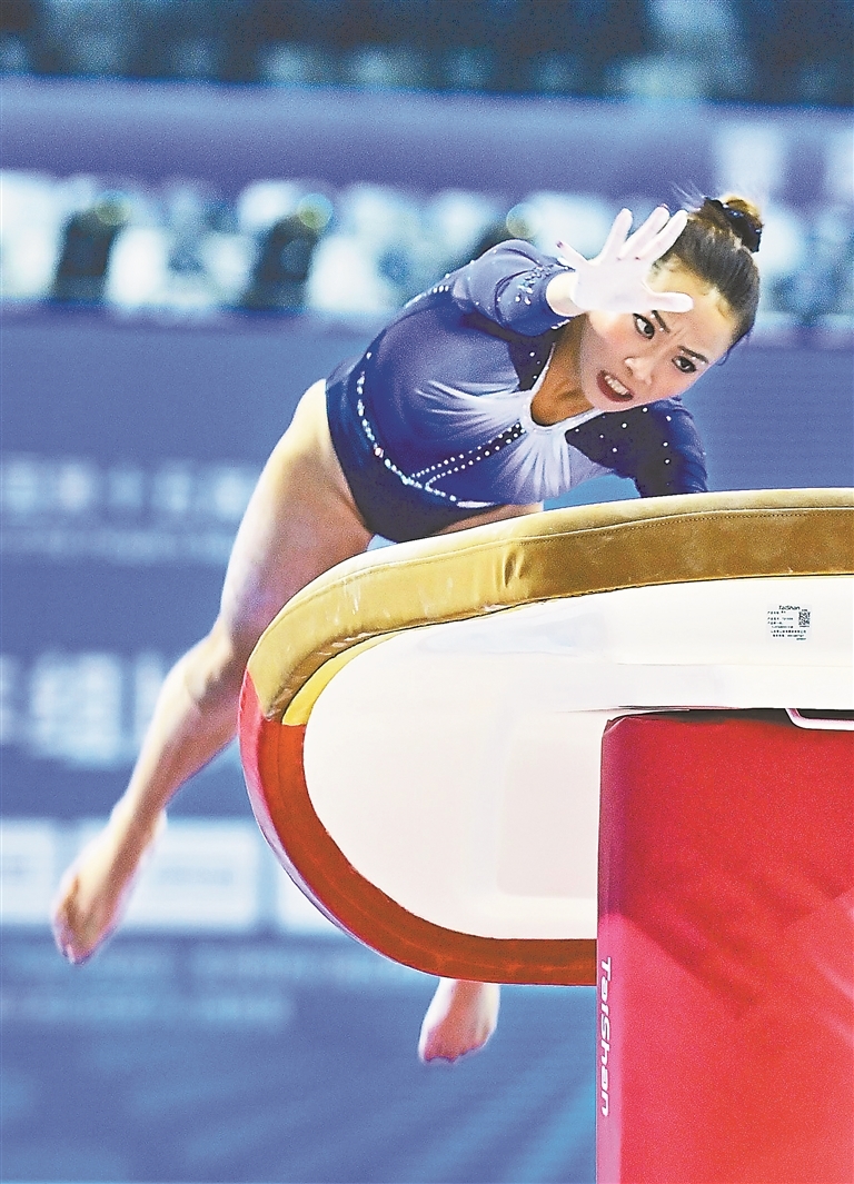 11月16日,体操女子跳马决赛,邓娅兰以14.160分的成绩夺冠。