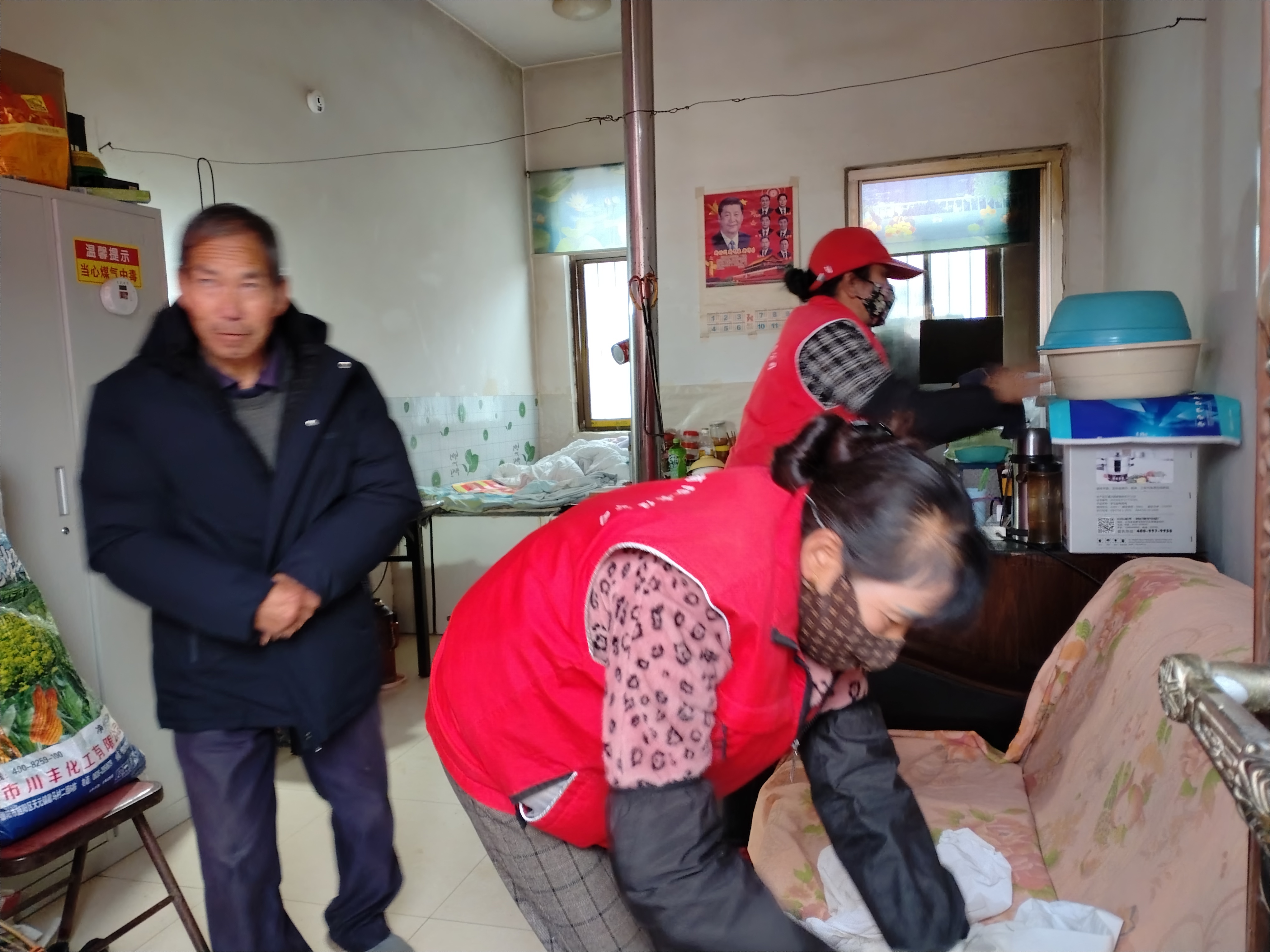 第三方服务团队上门为特困群众开展暖心服务