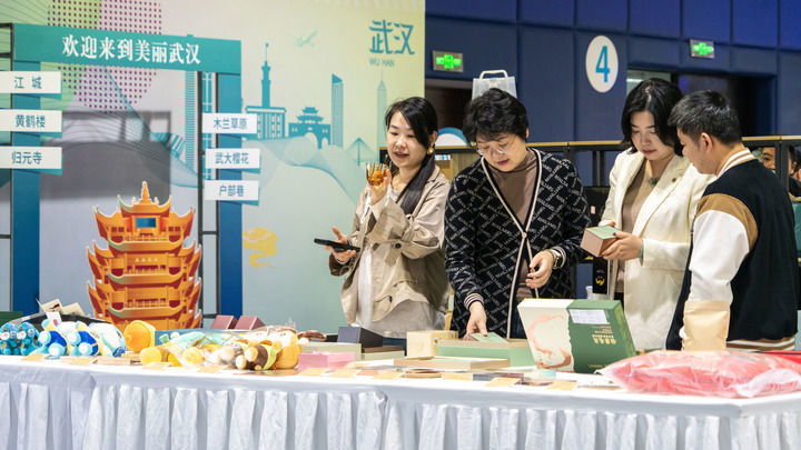 “知音湖北 礼遇知音”百种湖北特色旅游商品甄选推介活动现场。新华社记者熊翔鹤 摄