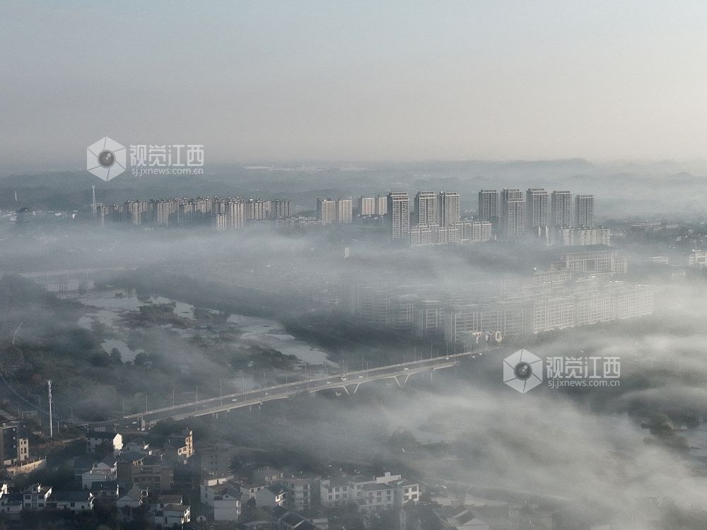 2025年11月24日,航拍江西省上饶市铅山县城乡晨雾如纱,轻柔地缠绕着城市楼宇与乡村民居,城市建筑与错落的村落相映成趣。