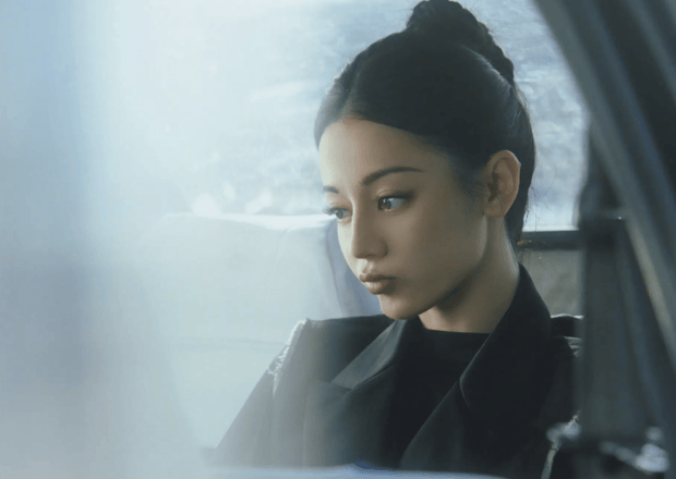 迪丽热巴车内嘟嘴。