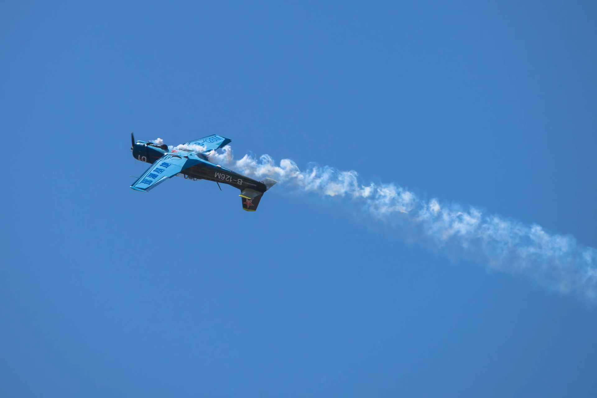 60年蓝天情缘再续！七旬飞行员与“初恋战机”共舞珠海