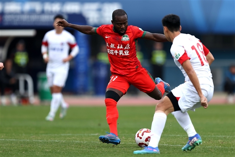 河南队球员阿奇姆彭（左）在比赛中射门。 新华社发