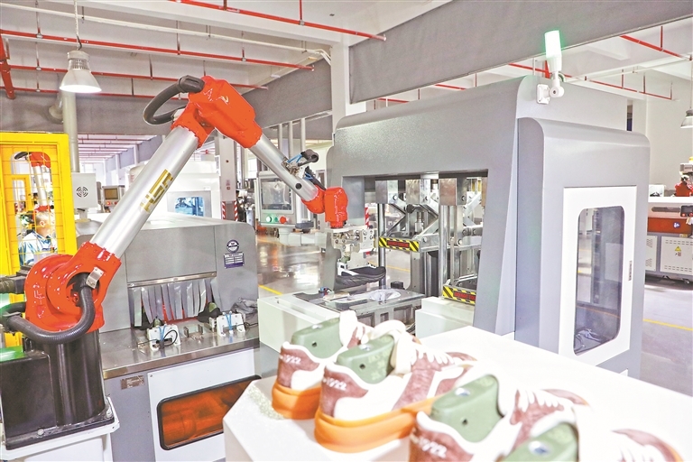 石城县的新旭晖鞋业发展有限公司车间内,生产线上机械臂飞速运转。该公司坚持数字化驱动企业创新发展,打造现代化智能工厂。通讯员温京燕摄