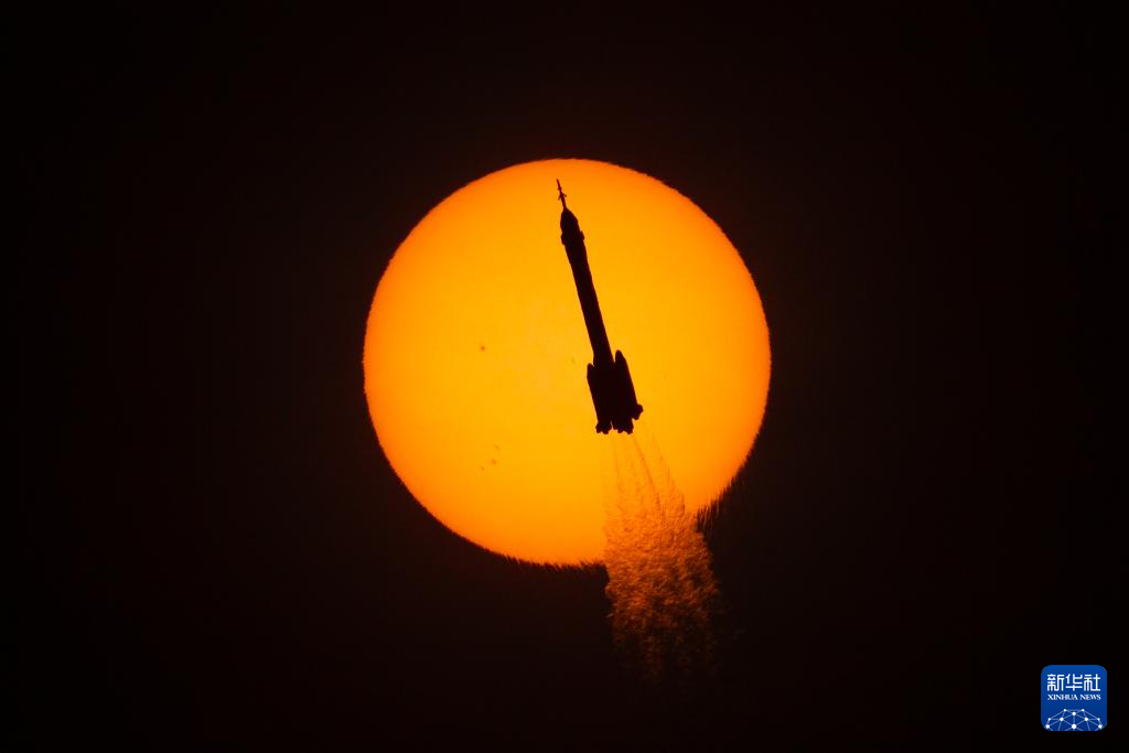 11月25日，搭载神舟二十二号飞船的长征二号F遥二十二运载火箭，在酒泉卫星发射中心点火发射。神舟二十二号飞船与长征火箭成功分离并进入预定轨道，发射任务取得圆满成功。这是中国载人航天工程第一次应急发射任务。新华社发（葛利鑫　摄）