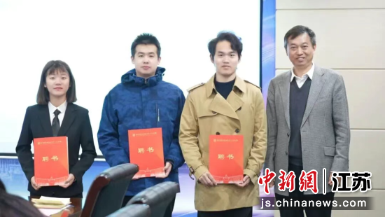 南师附中江宁分校党委书记、校长张士民为东南大学优秀学生代表颁发成长导师聘书。南师附中江宁分校 供图