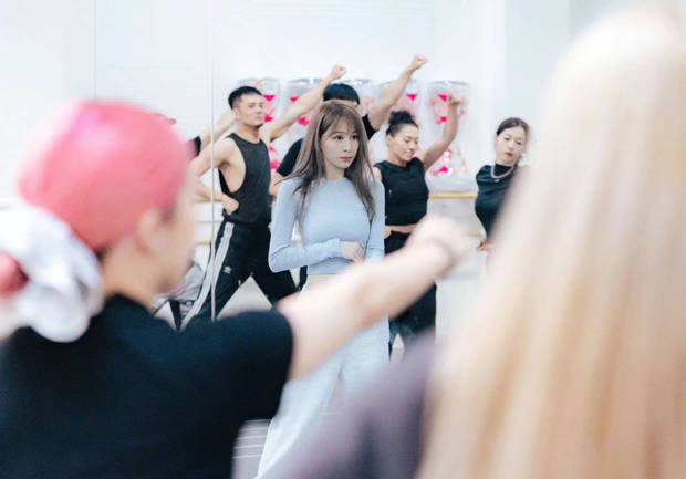 王心凌排练舞蹈，元气满满。