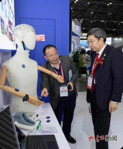 BCI语言具身多维统合侦测系统亮相第62届中国高等教育博览会（受访者供图）