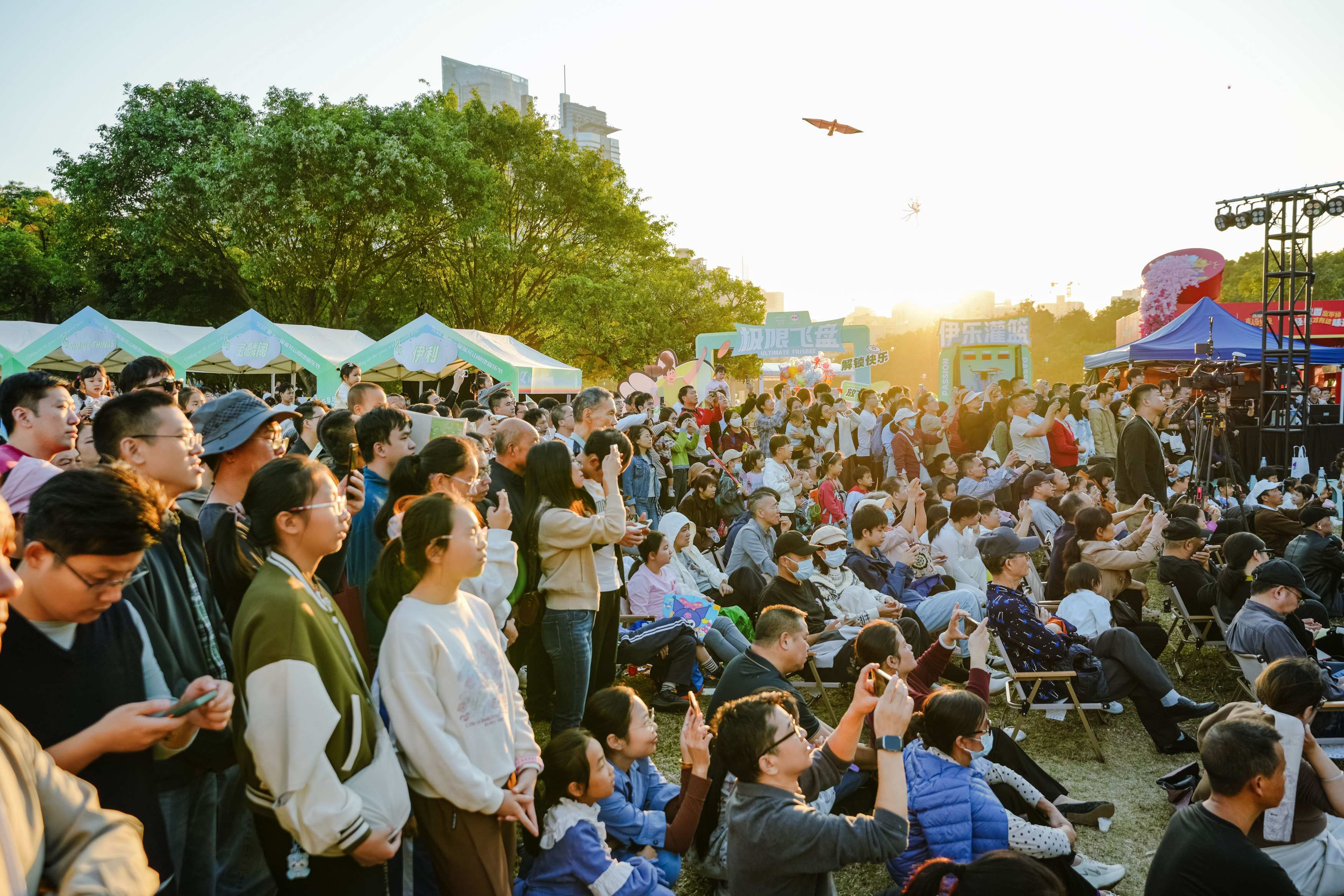 2025莲花山音乐节首日吸引上万市民现场参与，约250万市民线上同步观看