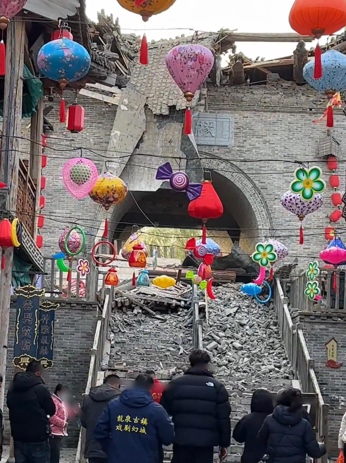 楼阁垮塌(视频截图)