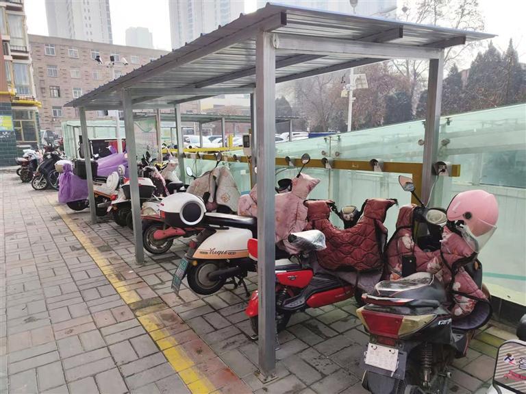 兰玻西社区玻璃厂旧区内的充电桩