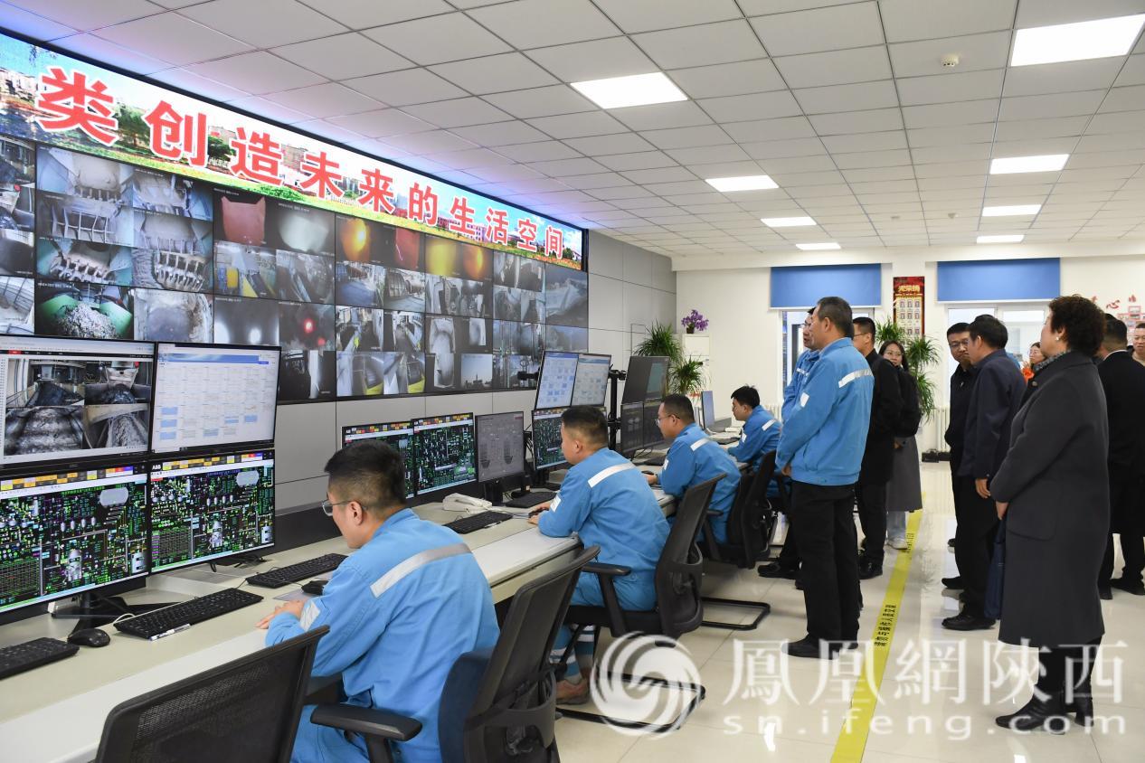 宣讲团走进礼泉海螺水泥有限责任公司中控室