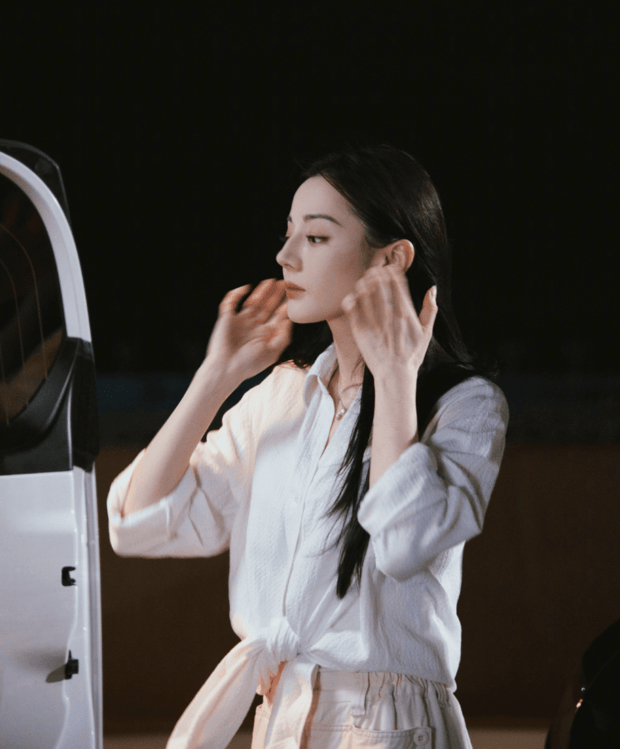 迪丽热巴整理头发。