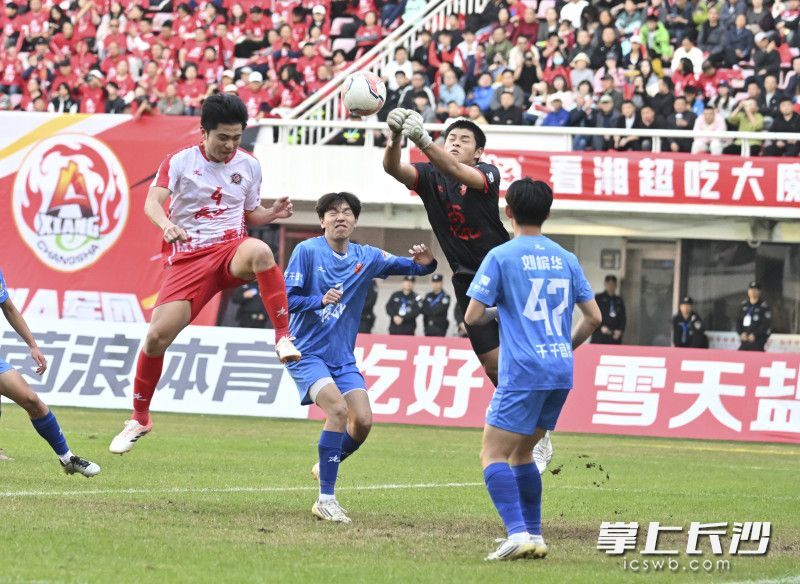 双方门前争抢。