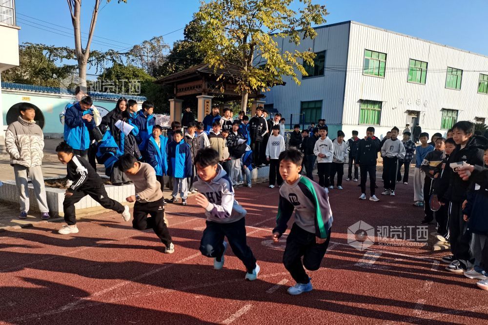 2025年11月21日，江西省抚州市南丰县市山中学举办校园田径运动会，学生正在奋力拼搏，享受运动带来的乐趣。