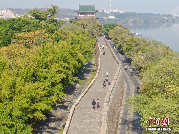 11月23日，江西赣州，民众在宋代古城墙上散步。中新社记者 刘力鑫 摄