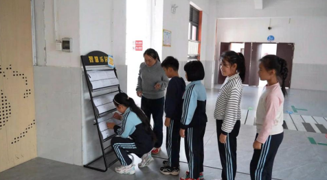 学生们在“智慧乐园”前自取校本作业