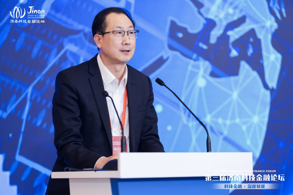 图为工银投资董事长冯军伏在论坛上发表演讲