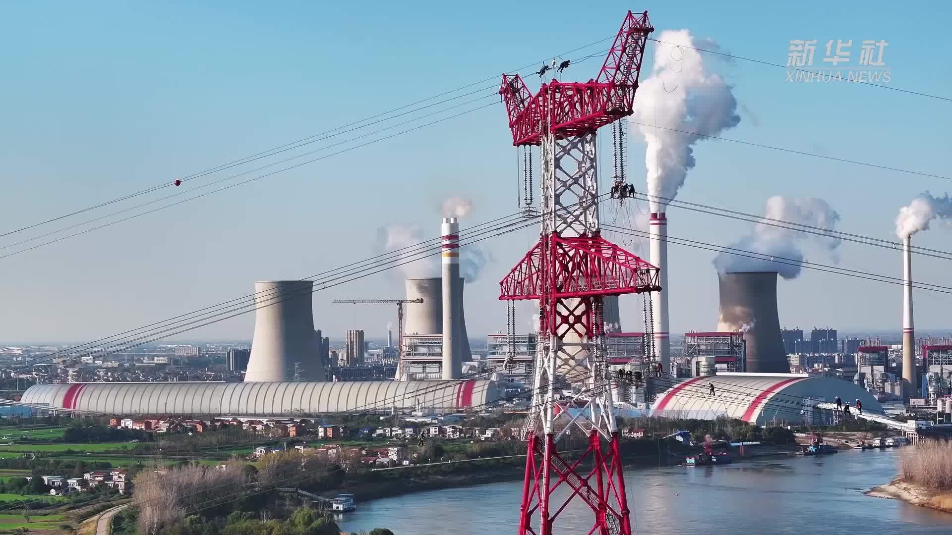 湖北：百米高空巡检“能源大动脉”确保冬季供电安全