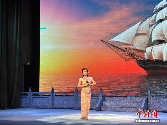 11月26日，香港粵劇名伶林穎施在廣州粵劇藝術博物館表演《虎門銷煙》。中新社記者 孫秋霞 攝