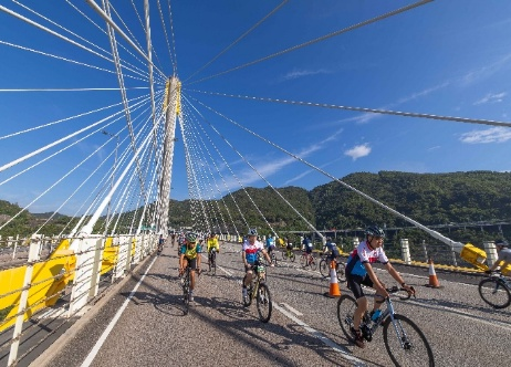 图:参赛选手骑行中