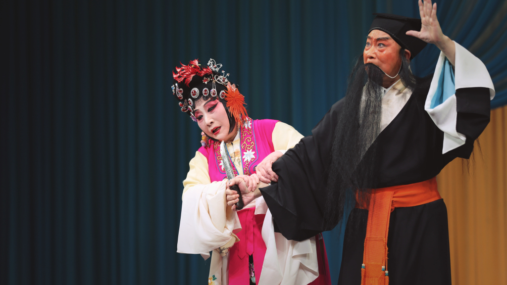 83岁昆剧表演艺术家梁谷音和77岁京剧表演艺术家陈少云同台演出《坐楼杀惜》