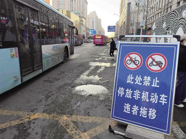 西津东路设置的禁停警示牌