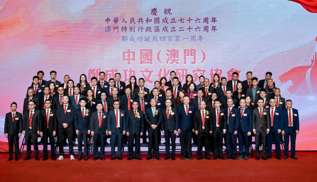 ▲全國政協澳區委員、澳門福建同鄉總會會長陳明金與首屆理監事成員合影
