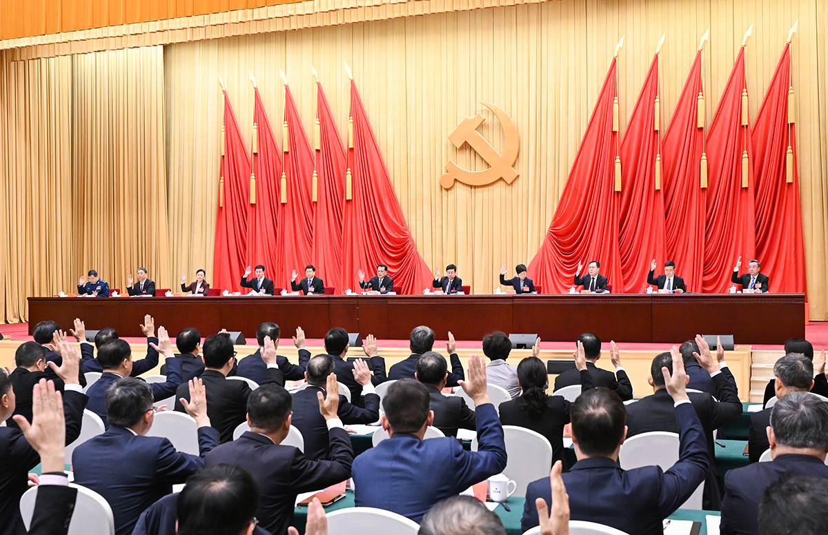 ▲全会审议通过了《中共重庆市委关于制定重庆市国民经济和社会发展第十五个五年规划的建议》和全会决议。记者 苏思 摄/视觉重庆