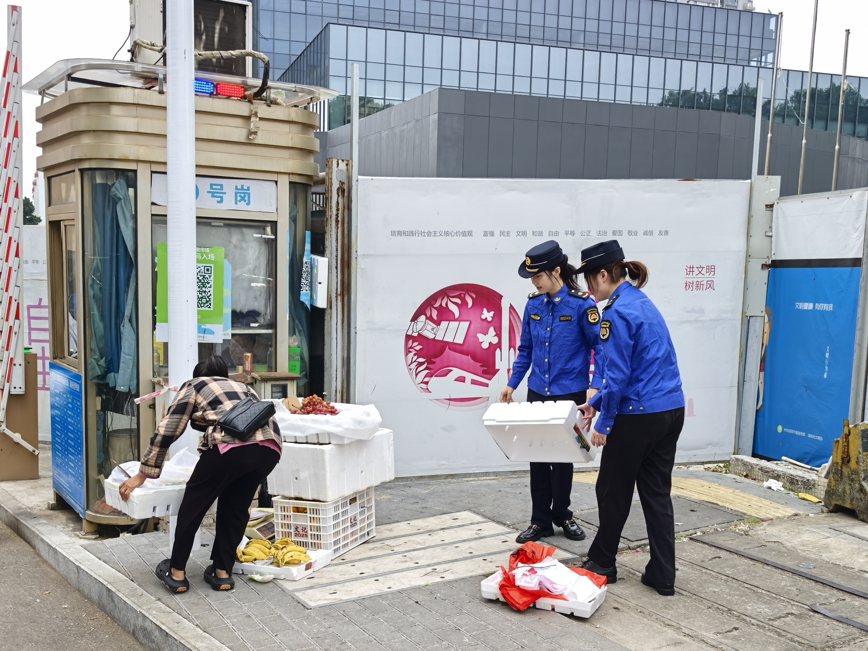 凰家观察 | 西乡文明治理答卷:执法温度为城市烟火润底色