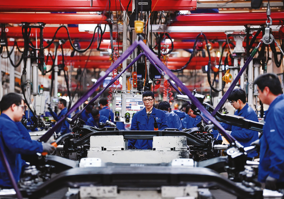 工作人員在位于寶雞市岐山縣的陜西漢德車橋有限公司總裝車間生產線上作業(yè) 新華社記者 鄒競一攝
