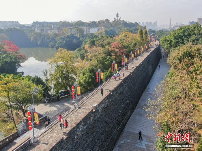 11月23日，江西赣州，民众在宋代古城墙上散步。中新社记者 刘力鑫 摄