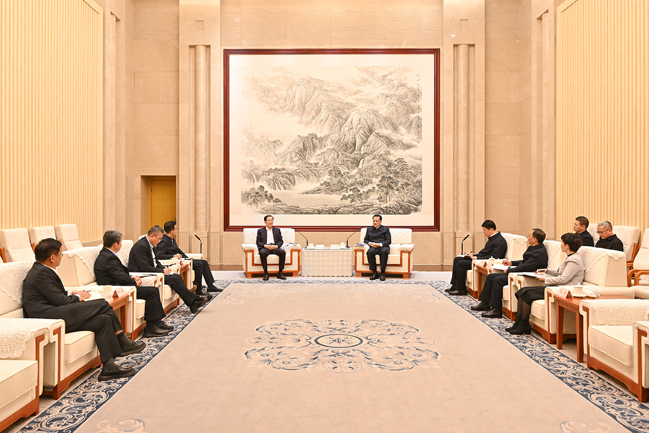 ▲11月26日下午，市委书记袁家军会见文化和旅游部副部长、国家文物局局长饶权一行。记者 刘力 摄/视觉重庆