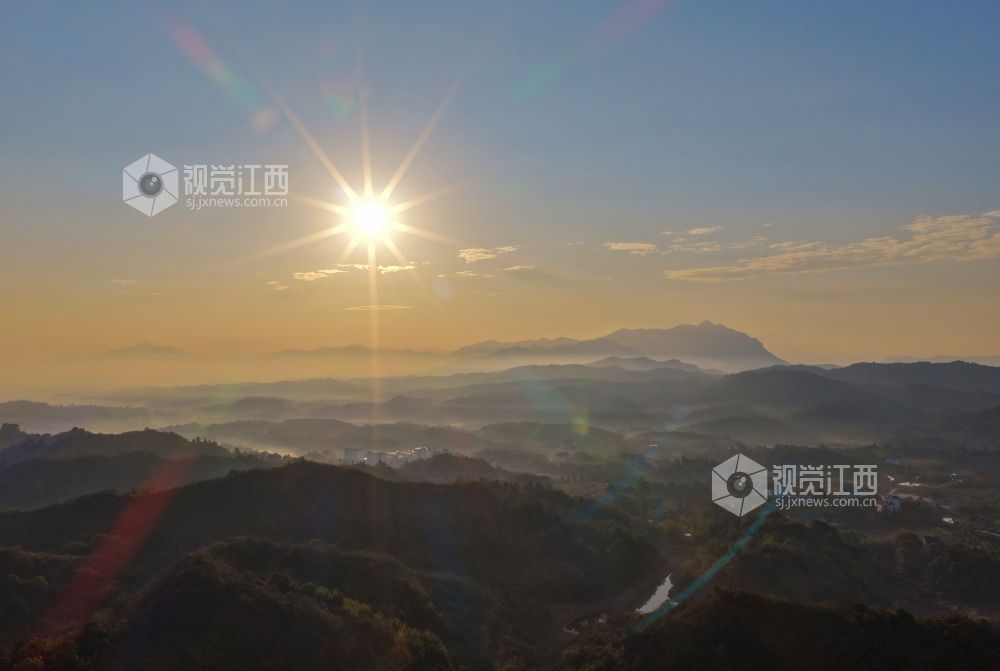 2025年11月24日,航拍江西省上饶市铅山县城乡晨雾如纱,轻柔地缠绕着城市楼宇与乡村民居,城市建筑与错落的村落相映成趣。